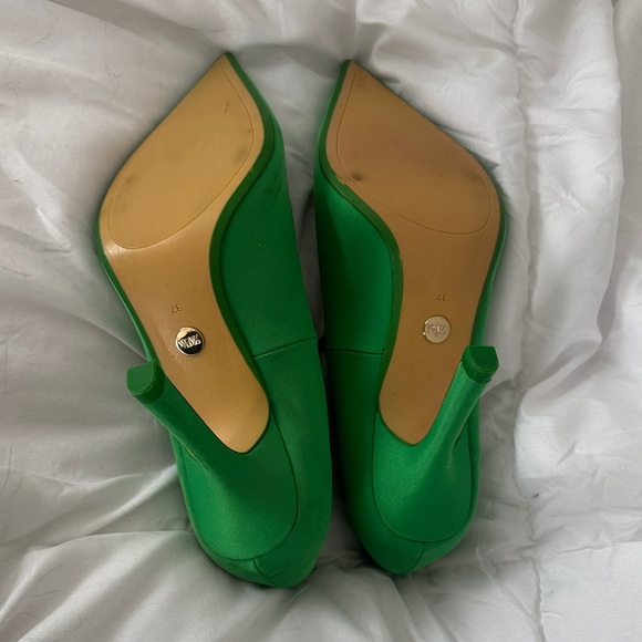 NWT Zara Women's Vibrant Green pointed Toe Heels - Picture 2 of 5